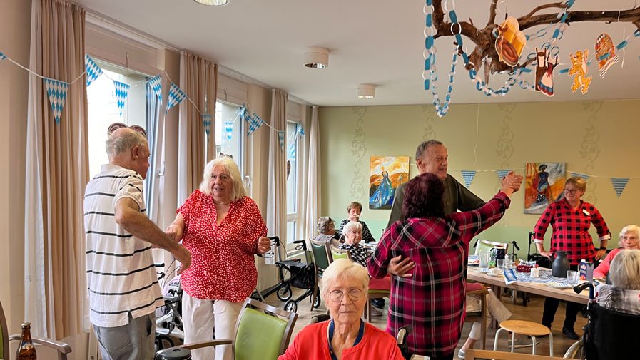 In fr&ouml;hlicher Stimmung wird getanzt: Die Bewohner*innen der ProCurand Seniorenresidenz B&ouml;lschestra&szlig;e feiern ein z&uuml;nftiges Oktoberfest und genie&szlig;en gemeinsam die Musik von Remmi von Demmi!