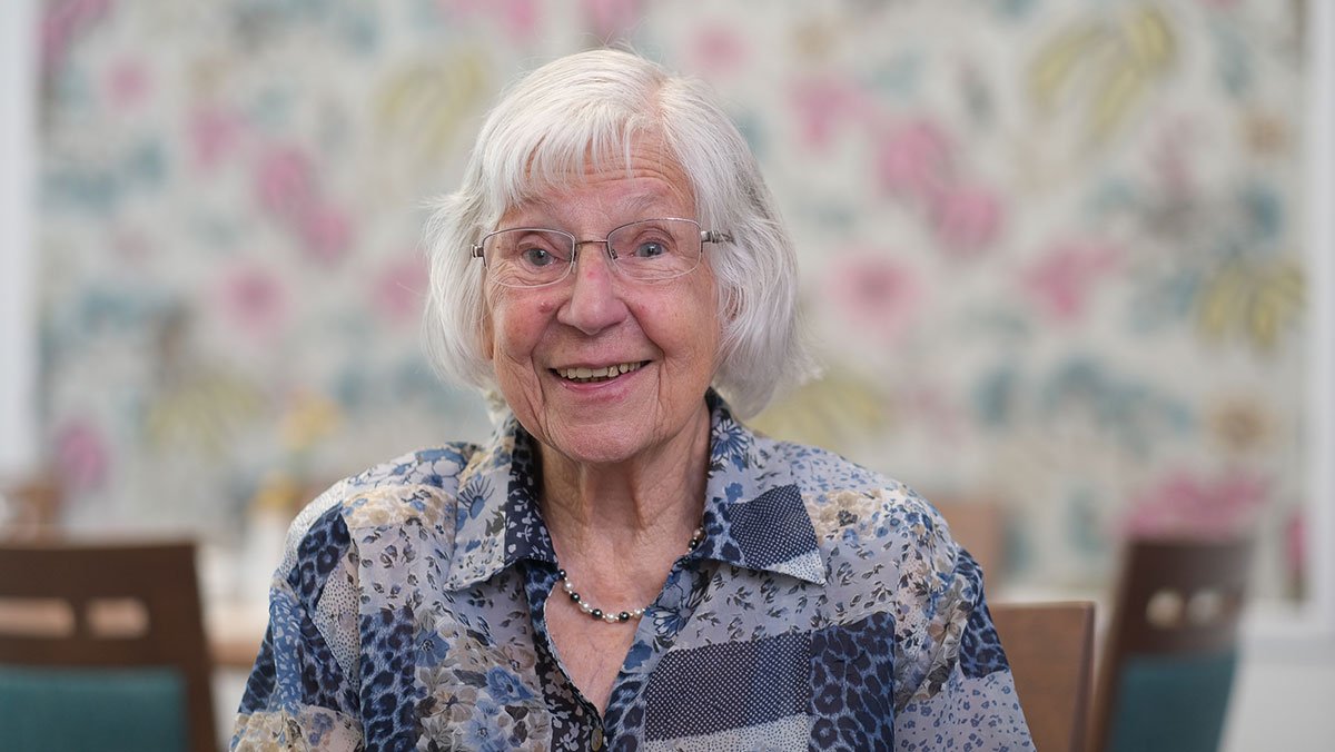 Portrait einer Seniorin in ihrer Wohnung im Service-Wohnen der Residenz Am Hallorenring