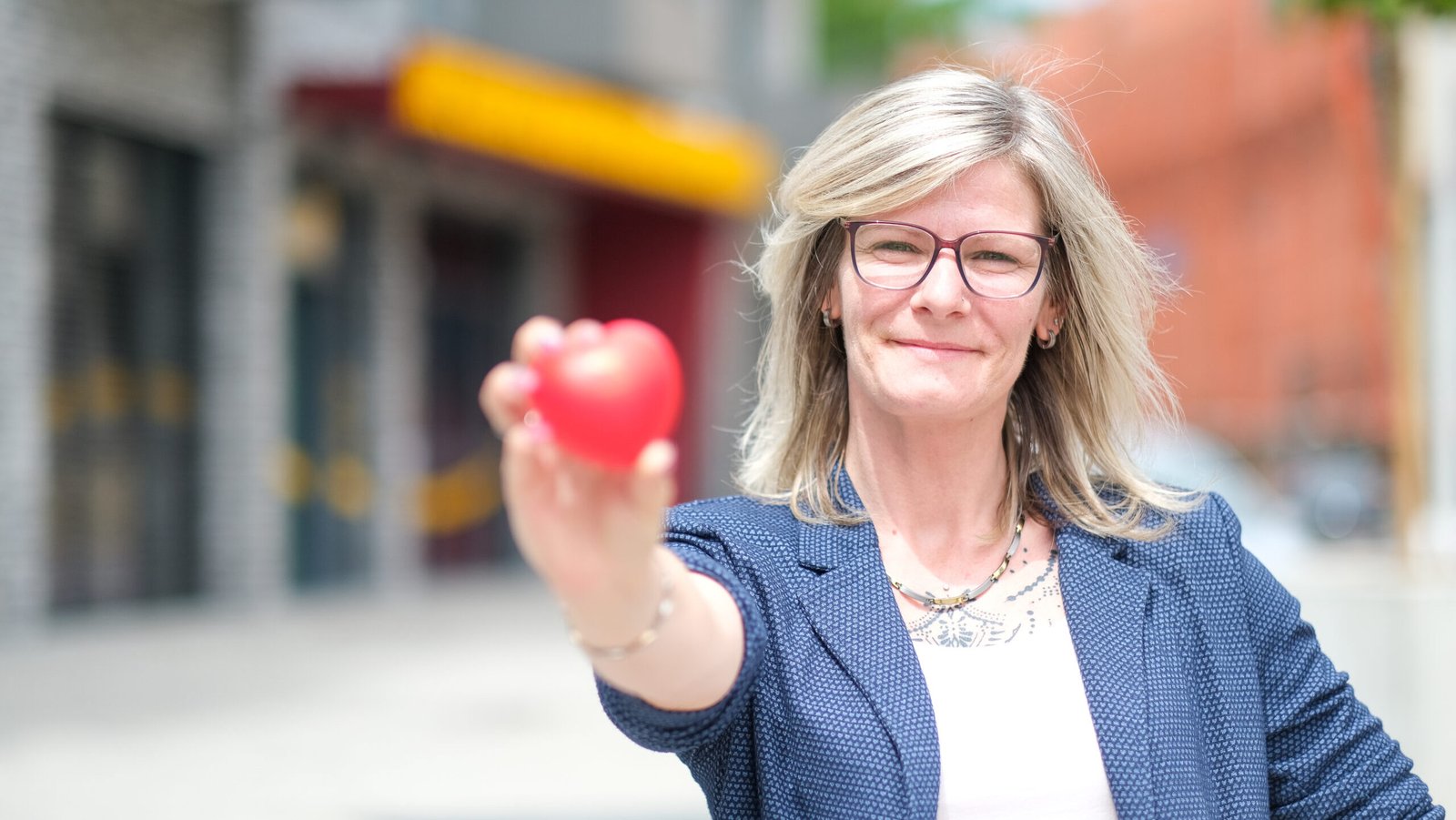 Mandy Baumann, Pflegedienstleitung der Ambulanten Pflege Halle, mit ProCurand-Herz