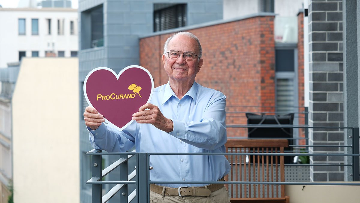 Ein Senior ist auf seinem Balkon im Service-Wohnen der Residenz Am Hallorenring