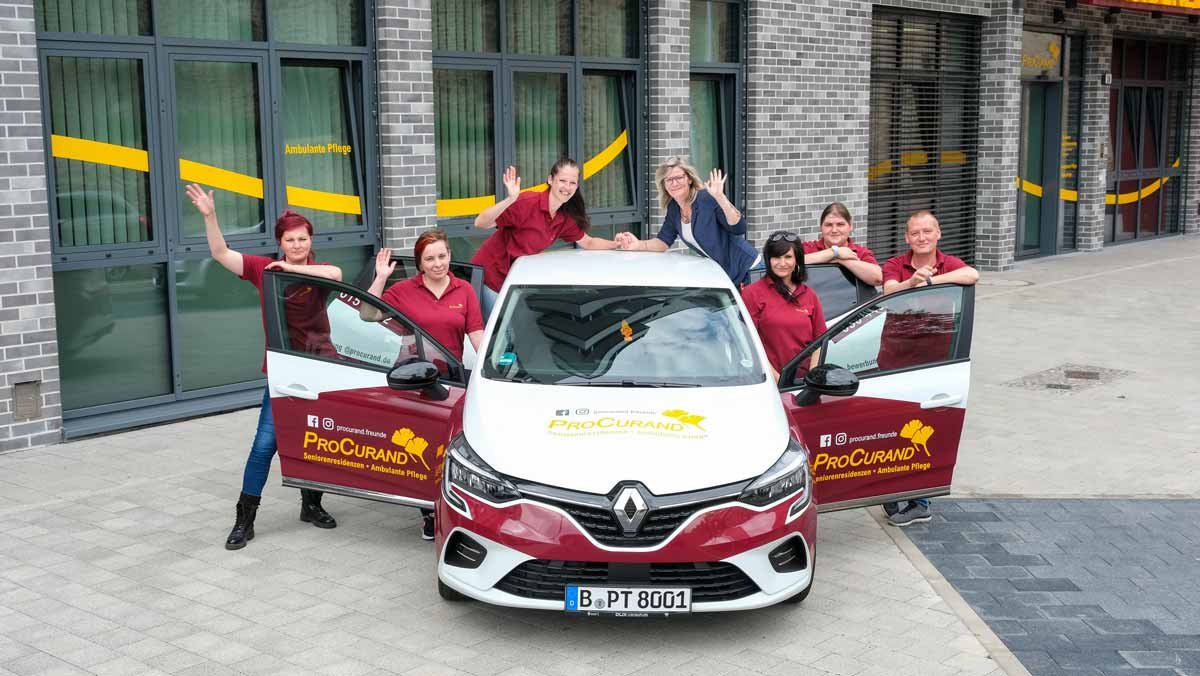 Team Ambulante Pflege Halle neben dem ProCurand-Auto