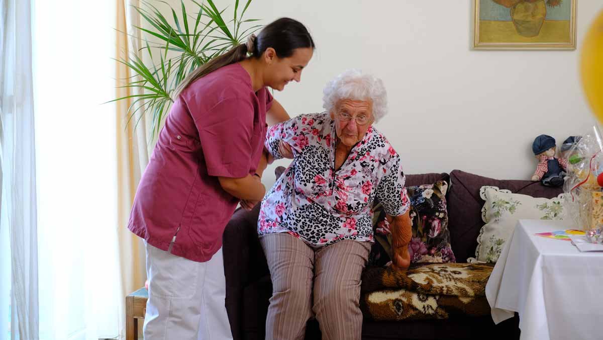 Eine Pflegerin betreut eine Senioren in der Stationären Pflege in der Seniorenresidenz Am Hufeisensee