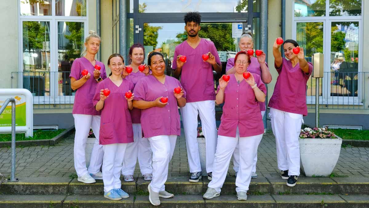 Pflegeteam mit ProCurand-Herzen in der Stationären Pflege der Seniorenresidenz Am Hufeisensee