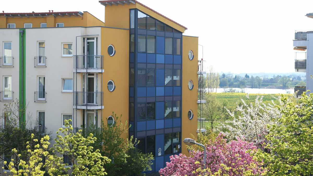 Außenansicht des ProCurand Service-Wohnens der Seniorenresidenz Am Hufeisensee