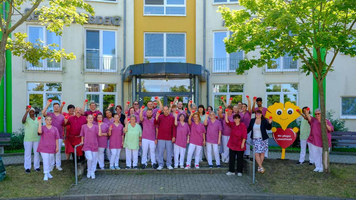 Das gesamte Team mit Ginkgo des Service-Wohnens der Seniorenresidenz Am Hufeisensee