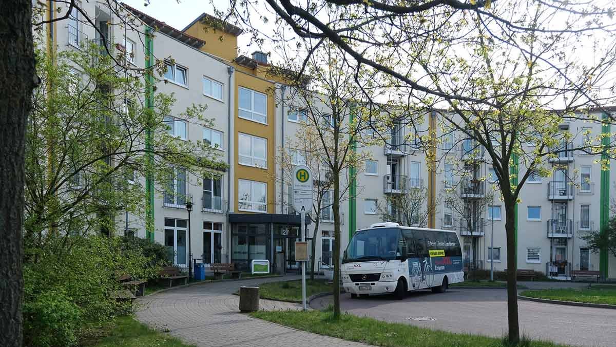 Bushaltestelle vor dem Service-Wohnen der Seniorenresidenz Am Hufeisensee