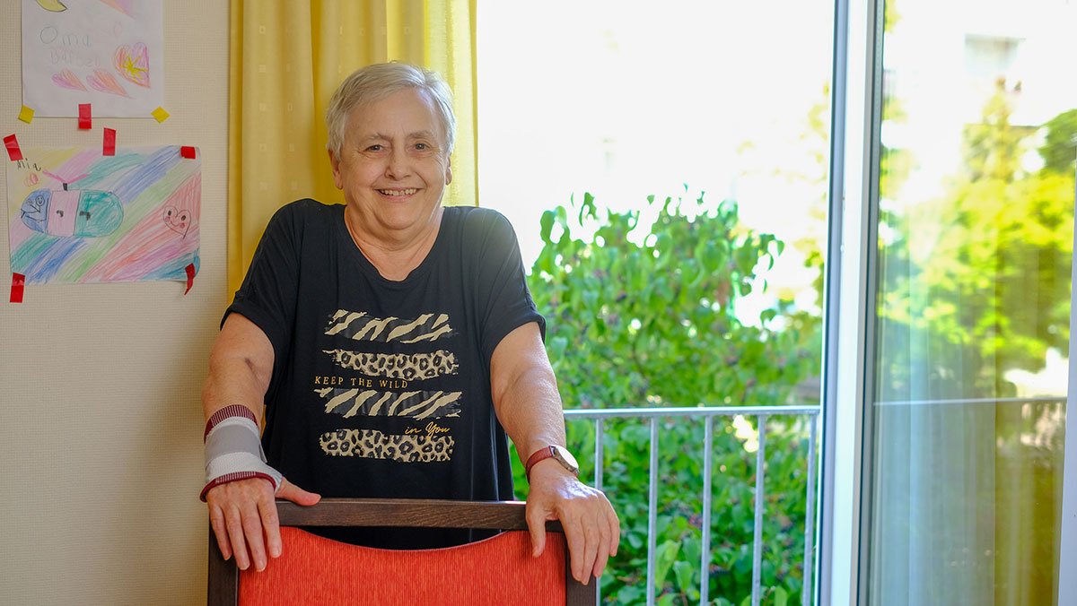 Seniorin in ihrer Wohnung im Service-Wohnen in der Seniorenresidenz Am Hufeisensee