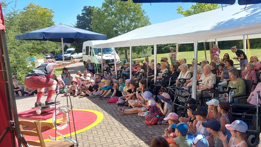 Variet&eacute; f&uuml;r Gro&szlig; und Klein in Halle-B&uuml;schdorf