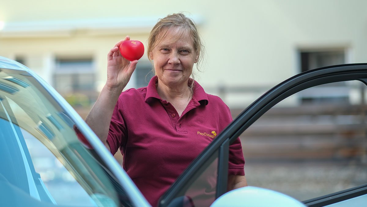 Pflegefachkraft der Ambulanten Pflege Magdeburg am ProCurand-Auto