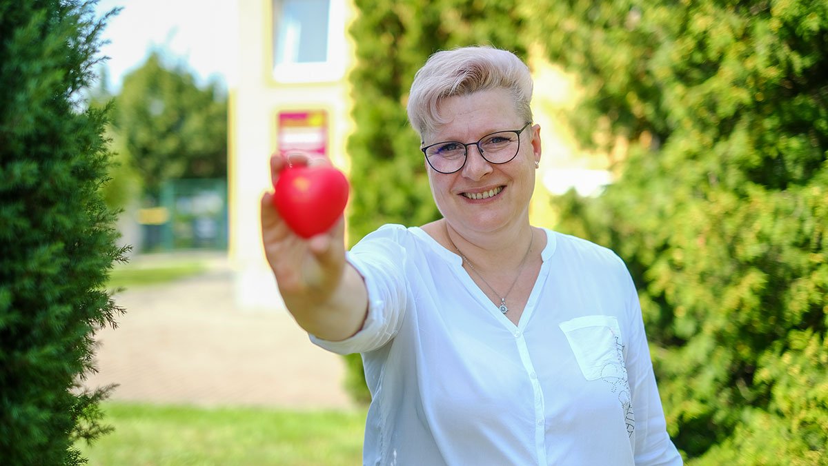 Diana Kästner, Pflegedienstleitung der Ambulanten Pflege Nächst Neuendorf, mit ProCurand-Herz