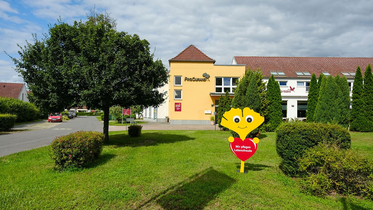 Außenansicht Standort Service-Wohnen des Seniorenwohnparks Nächst Neuendorf mit Ginkgo