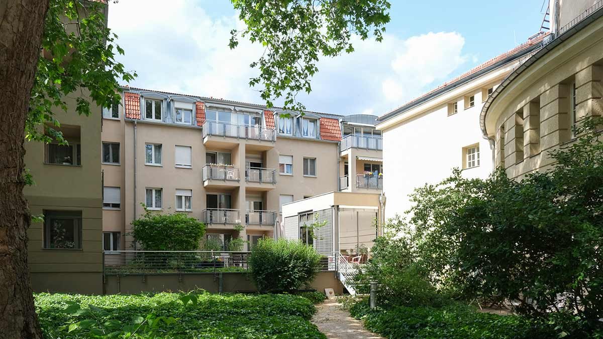 Innenhof des ProCurand Standorts Service-Wohnen in der Seniorenresidenz Park Sanssouci