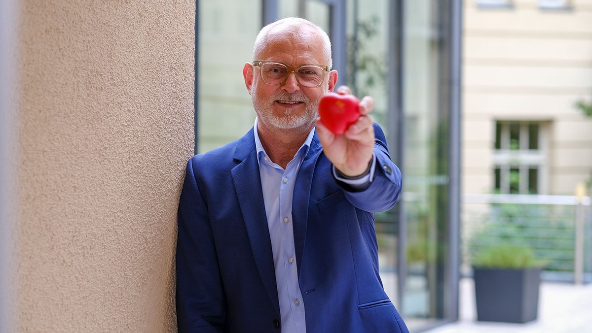 Roland Meier-Kerstel, Einrichtungsleitung Service-Wohnen in der Seniorenresidenz Park Sanssouci, mit ProCurand-Herz