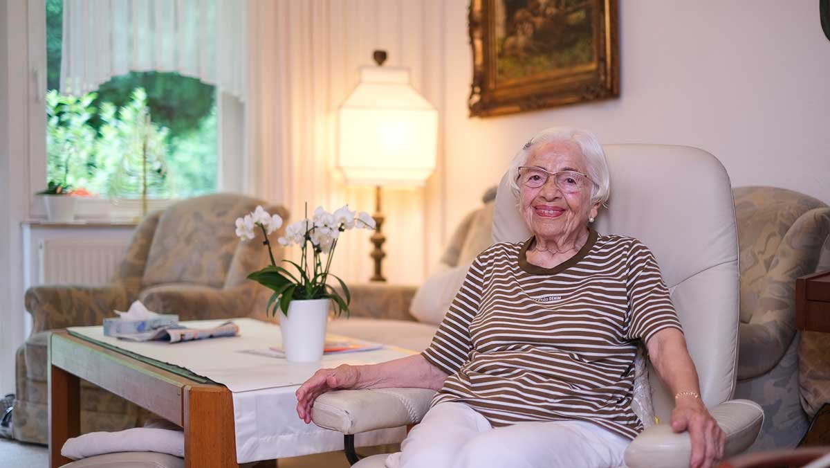 Seniorin der Ambulanten Pflege Sigmaringen in ihrer Wohnung