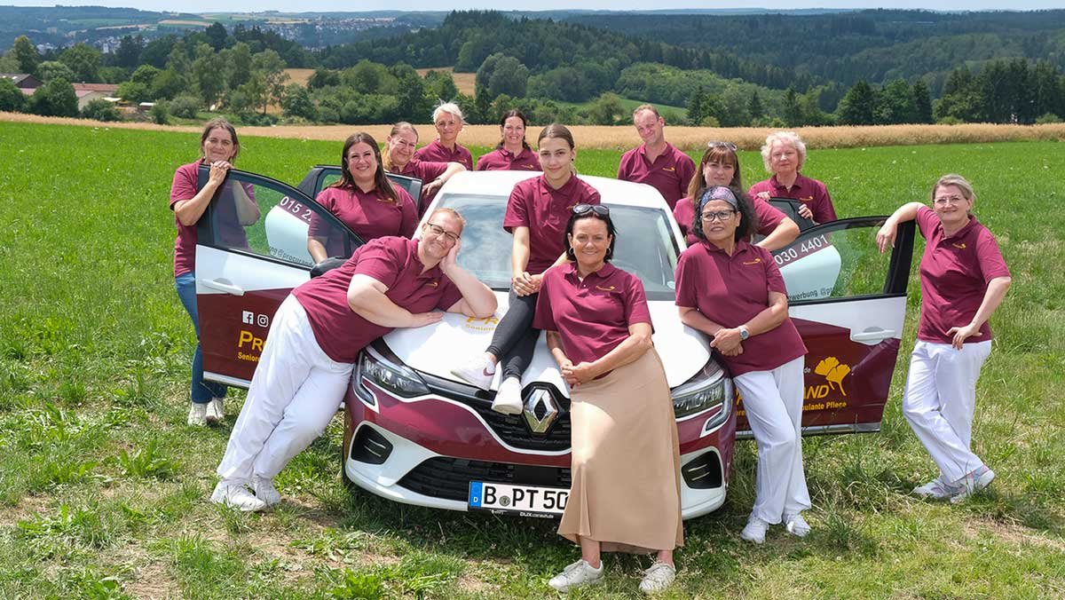 Das Team der ProCurand Ambulanten Pflege Sigmaringen vor dem Fahrzeug der Ambulanten Pflege