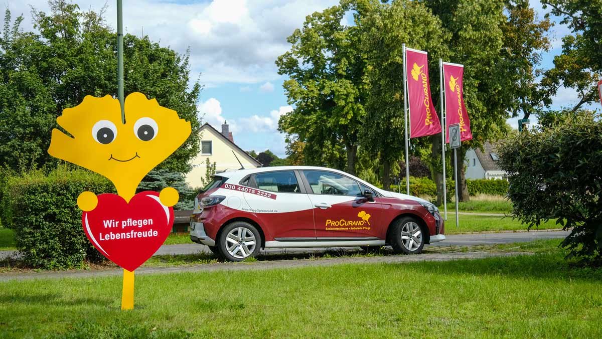 Fahrzeug der Ambulanten Pflege Nächst Neuendorf neben einem ProCurand Ginkgo