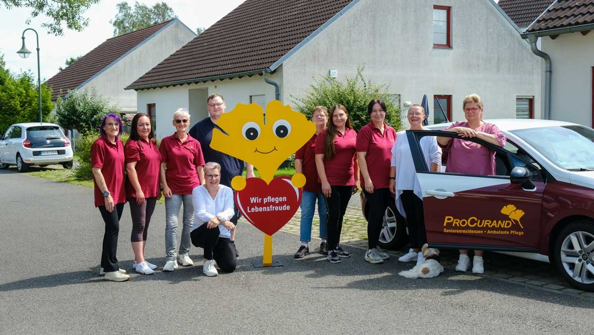 Team der Ambulanten Pflege Nächst Neuendorf neben dem ProCurand-Auto und mit Ginkgo
